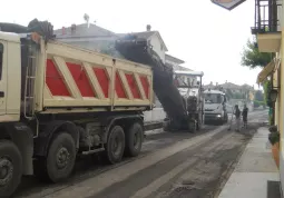 Lavori in corso nel centro della frazione